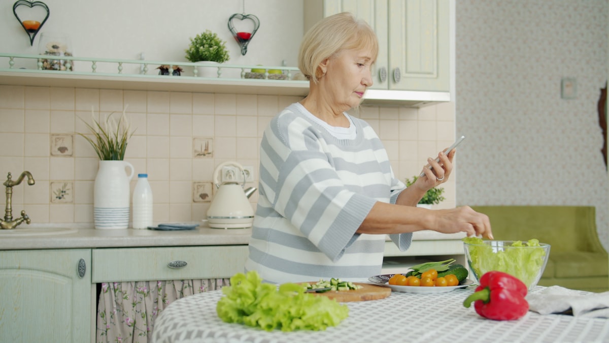 Äldre vuxna njuter av en hälsosam måltid tillsammans
